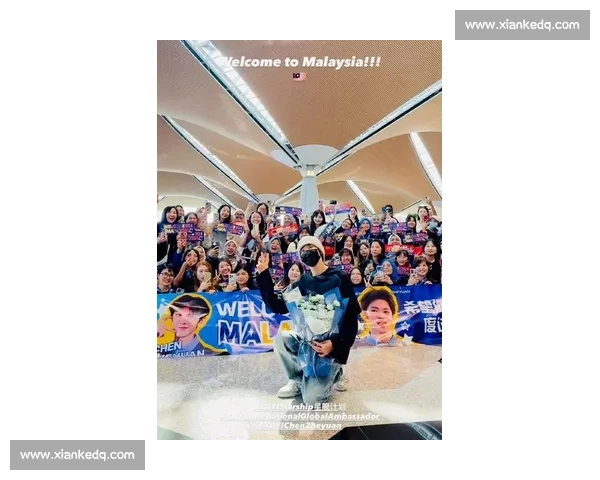 陈哲远泰国见面会 C 位登场，与高层合影尽显国际巨星风范